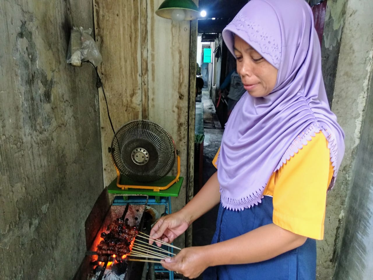 Proses pembakaran sate (Foto: M.Rizqi/Ngopibareng.id)