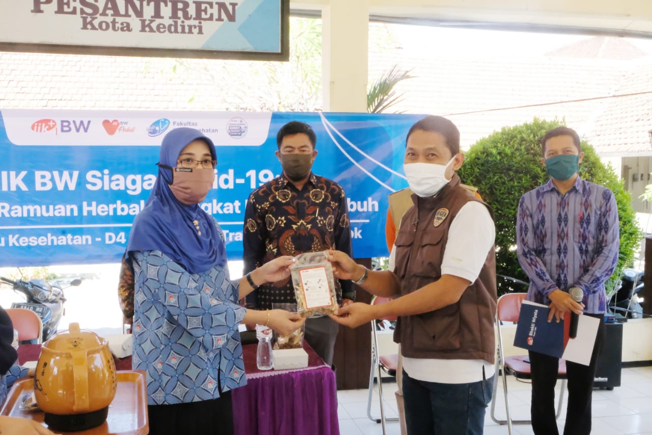 Pembagian obat herbal oleh IIK BW. (Foto: Alief/Ngopibareng.id)