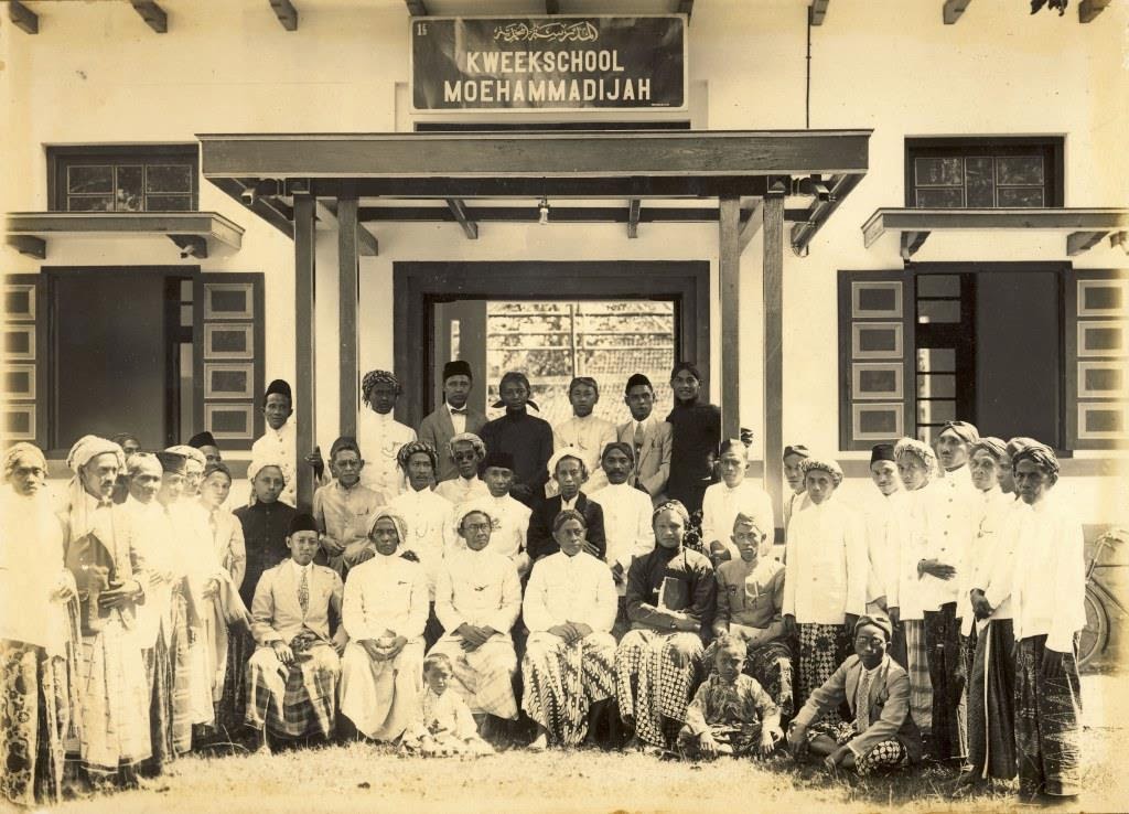 KH Ahmad Dahlan di tengah para penggerak persyarikatan Muhammadiyah. (Foto: Istimewa)