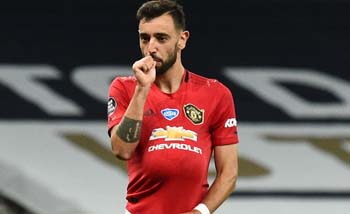 Selebrasi Bruno Fernandes usai berhasil mengeksekusi tendangan penalti ke gawang Tottenham Hotspur, dengan menaruh bola di perutnya untuk  istrinya yang sedang hamil. (Foto:Reuters)