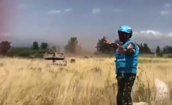 Pasukan PBB dari Indonesia, menghadang tank Israel di Blue Line, kawasan netral di Lebanon 2 Juni lalu. (Foto:Youtube)