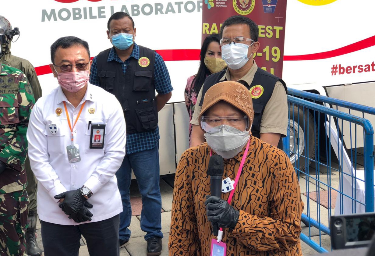 Staf Khusus Kepala BIN, Mayjen TNI Dr. Suyanto (kiri berbaju putih) bersama walikota Surabaya, Tri Rismaharini (kanan). (Foto: Pita Sari/Ngopibareng.id)