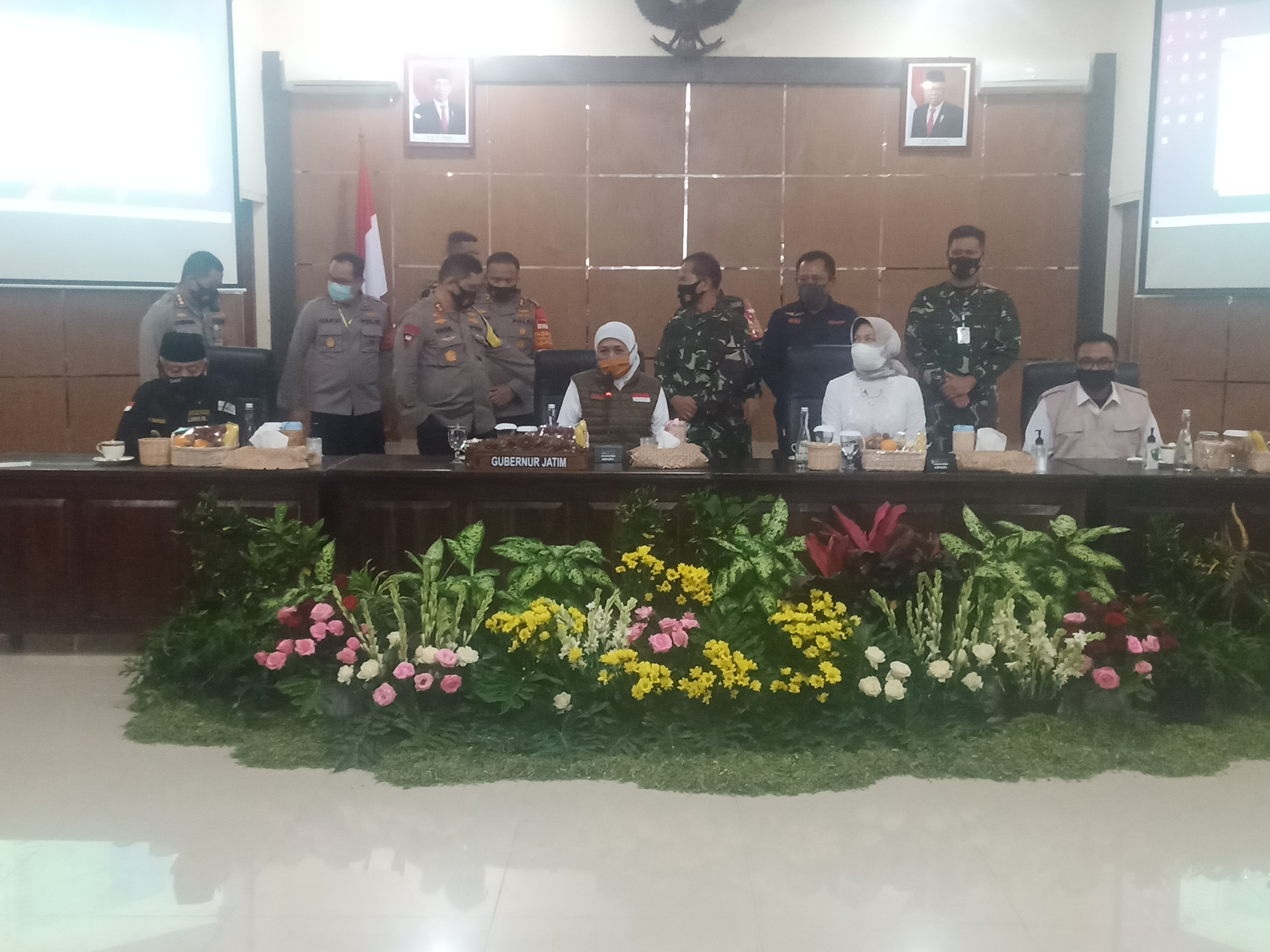 Gubernur Jawa Timur, Khofifah Indar Parawansa usai rapat koordinasi dengan tiga Kepala Daerah Malang Raya di Bakorwil Jatim III Malang. (Foto: Lalu Theo/Ngopibareng.id)