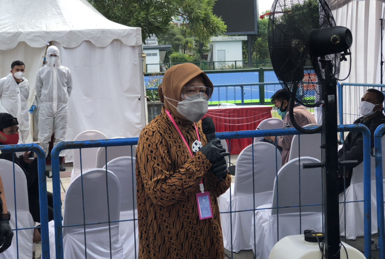 Walikota Tri Rismaharini saat tinjau rapid test masal BIN di Lapangan Hokky Surabaya. (Foto: Andik/Ngopibareng.id)