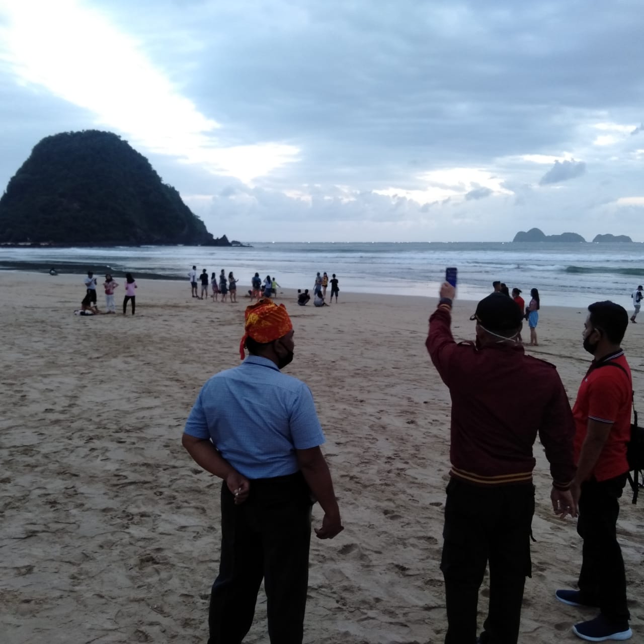 Kapolsek Pesanggaran AKP Mujiono (tengah) memimpin proses pencarian di sekitar Pantai Pulau Merah, Banyuwangi. (Foto: Istimewa)