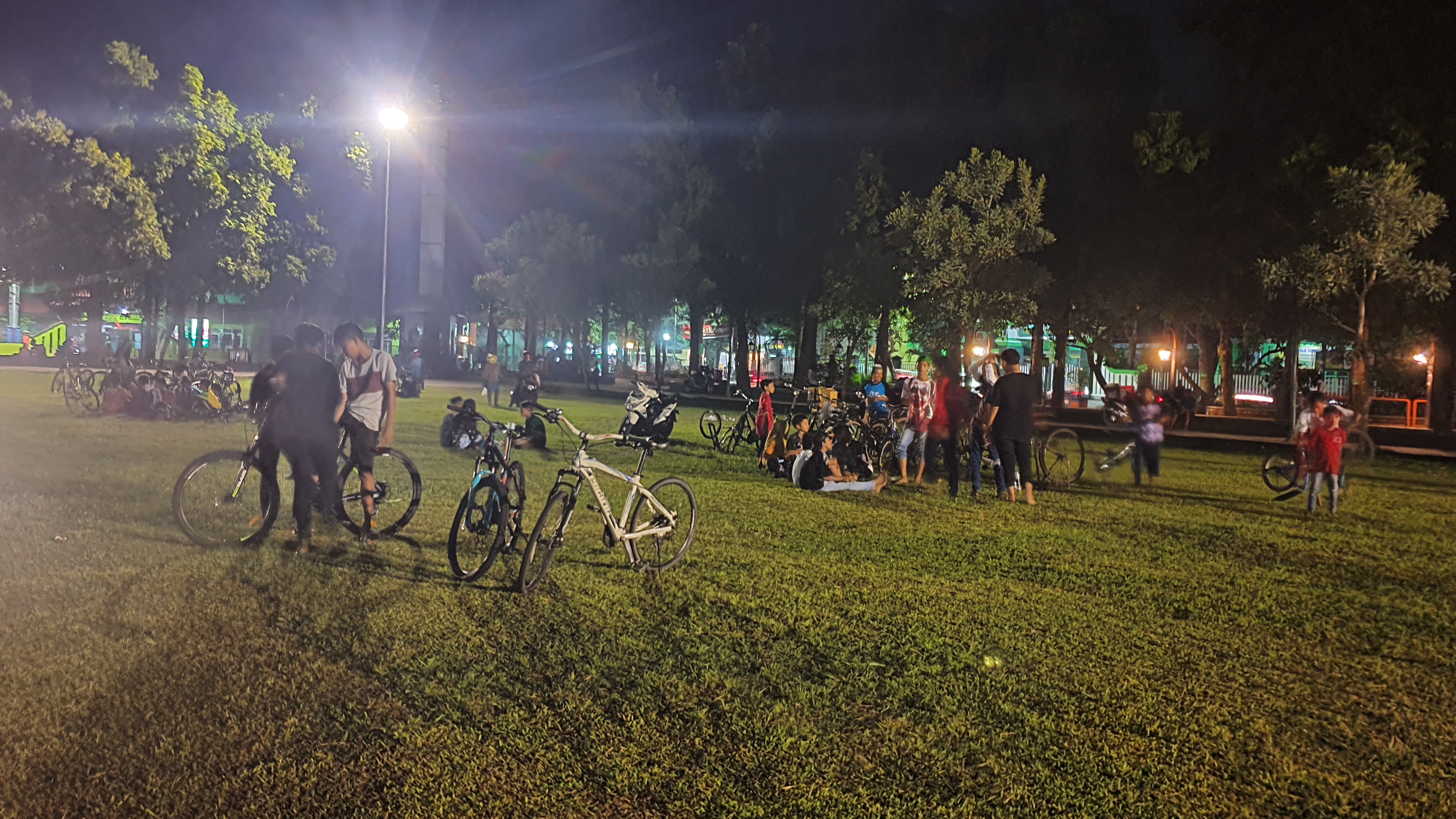 Warga padati alun-alun di Jombang (Foto: M.Rizqi/Ngopibareng.id)