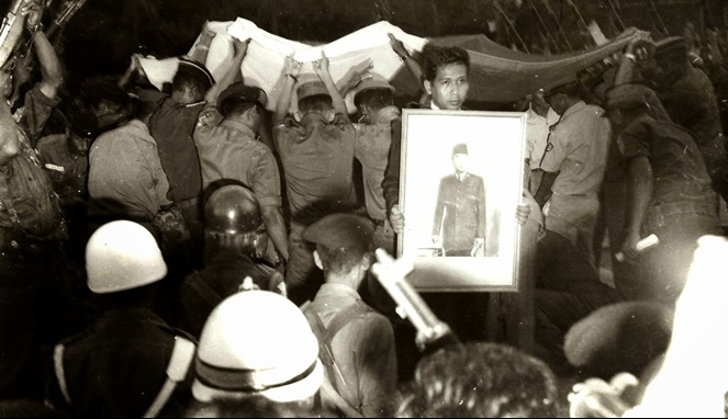 Proses pemakaman sang Proklamator di Blitar, Jawa Timur. (Foto: buku Bung Karno Penyambung Lidah Rakyat Indonesia)