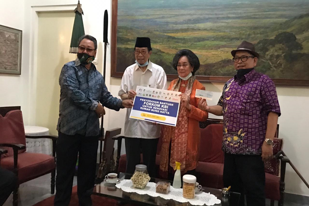 Ketua Umum Pusat Koperasi Pegawai RI DKI Jakarta, Hasanuddin Bsy saat memberi bantuan renovasi rumah Bung Hatta di Menteng Jakarta. (Foto: Istimewa)