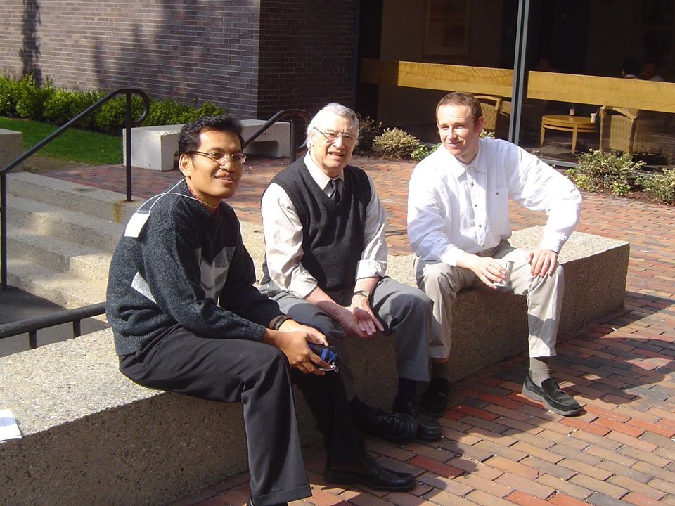 Ulil Abshar Abdalla bersama alm. Prof. Daniel Lev, ahli mengenai sejarah peradilan di Indonesia, dan Dr. Michael Laffan, ahli mengenai Islam di Indonesia. Foto diambil di halaman Law School Harvard University, 2004. (Foto: aku fb ulil abshar abdalla)