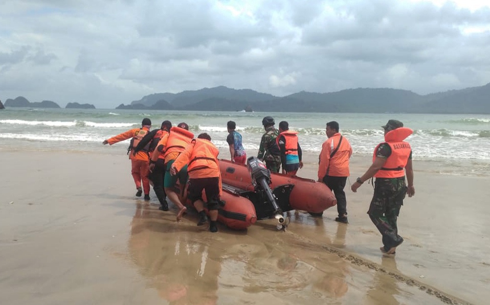 Petugas SAR Gabungan melakukan pencarian di sekitar pantai Pulau Merah (Foto: istimewa)