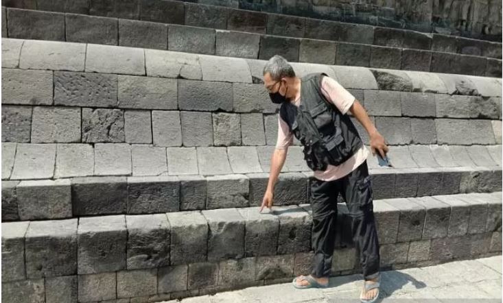 Petugas Balai Konservasi Borobudur melakukan monitoring dampak hujan abu Gunung Merapi di Candi Borobudur. (Foto: Antara/Anis Efizudin)