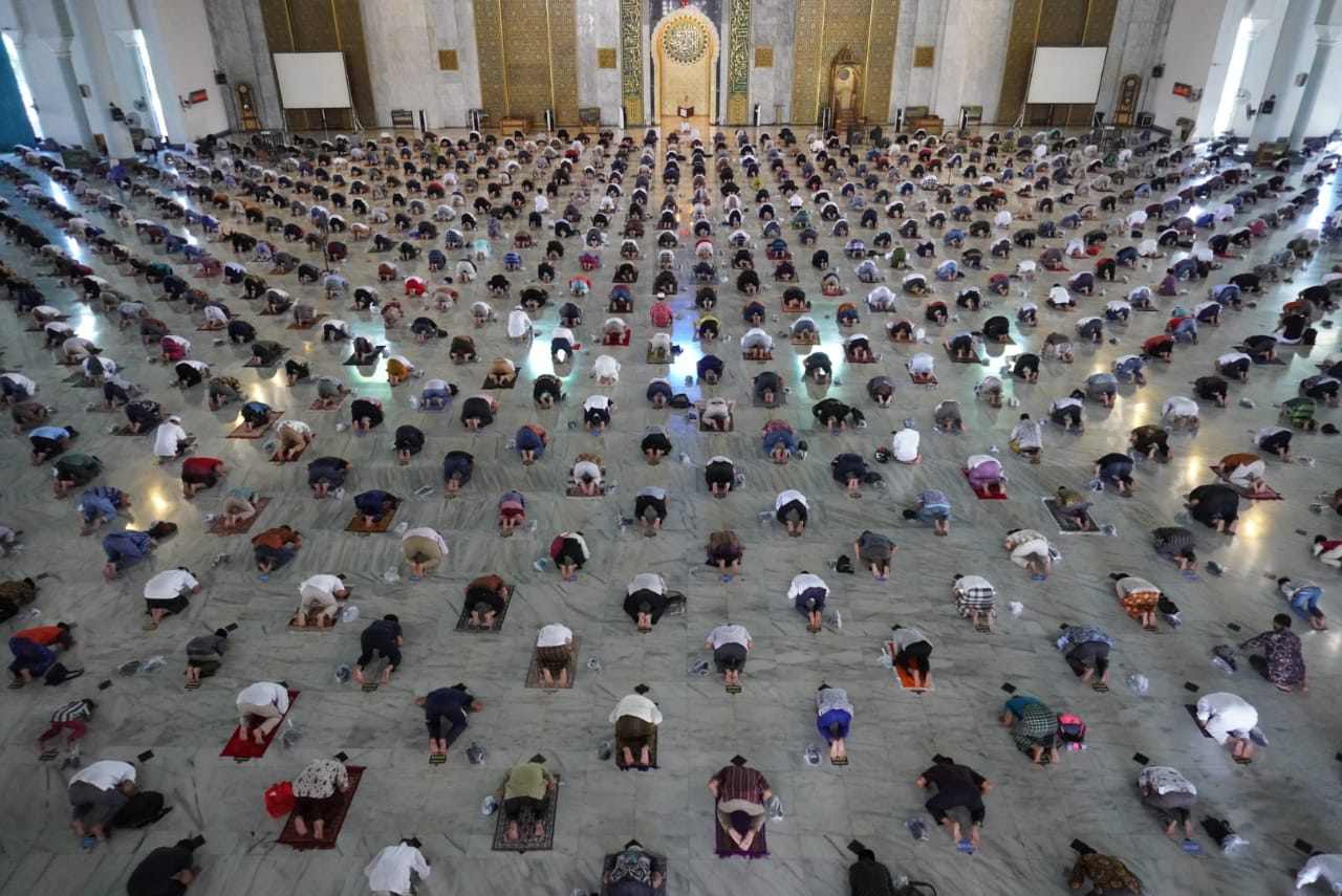 Meski Physical Distancing, tapi shaff Sholat Jumat di Masjid Al Akbat tetap lurus dan rapi. Maturnuwun kepada jamaah yang mematuhi 14 Protokol Kesehatan Covid-19. Semoga Allah segera mengangkat Virus Corona dari Bumi Jawa Timur dan Indonesia. (Foto: alakbar)