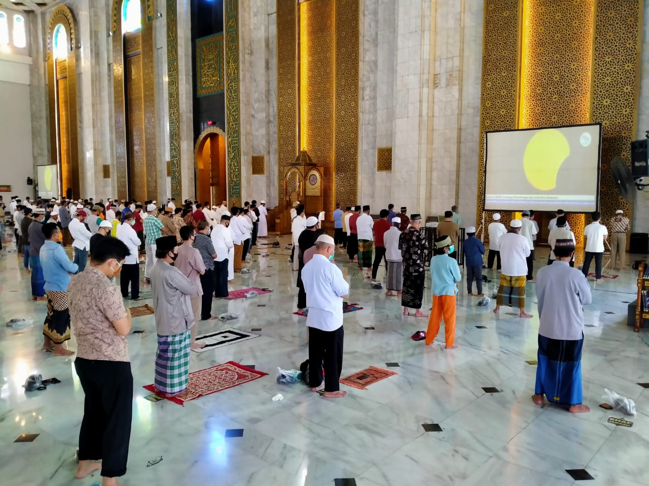 Jamaah mengikuti ibadah shalat gerhana di Masjid Agung Al Akbar, Surabaya, Minggu 21 Juni 2020. (Foto: Fariz Yarbo/Ngopibareng.id)