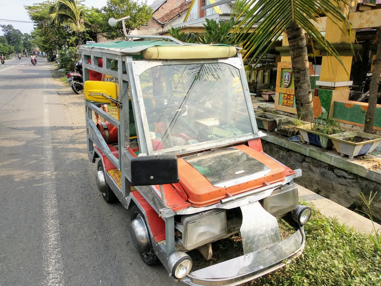 Mobil unik karya Mustafa di Desa Sidwarek, Ngoro, Jombang, Jawa Timur. (Foto: M.Rizqi/Ngopibareng.id)