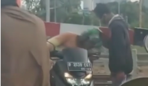 Pengendara motor menerobos palang pintu dan melawan arah. (Foto: Dok @viralbangetz.tv)