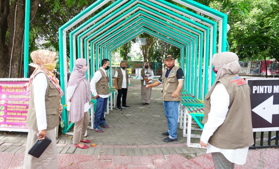 Anggota GTPP Covid-19 Banyuwangi meninjau kawasan Kuliner Pintar di area Taman Blambangan Banyuwangi (Foto: Istimewa)