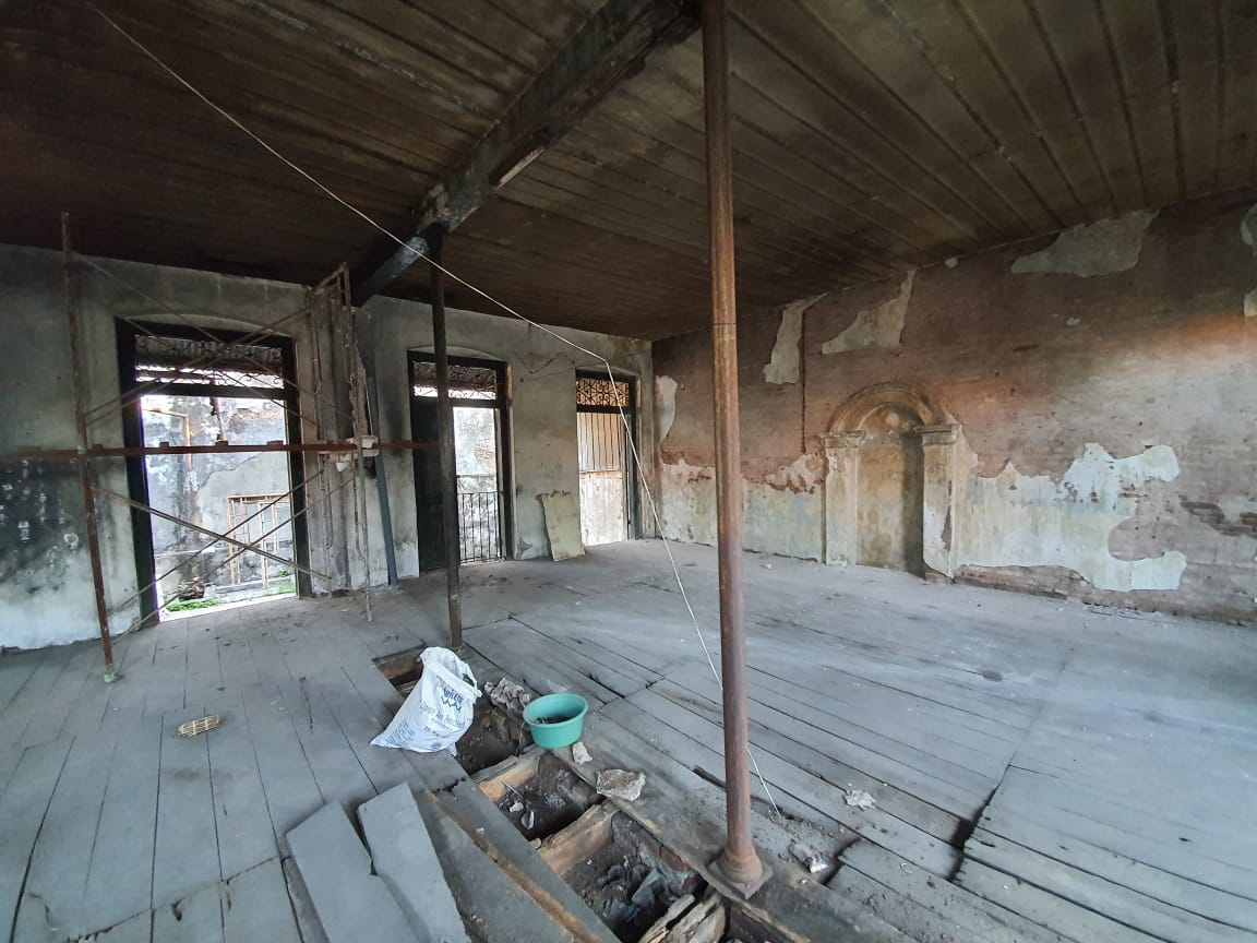 Ruangan di lantai dua yang berlantai kayu dan berplafon plat baja.