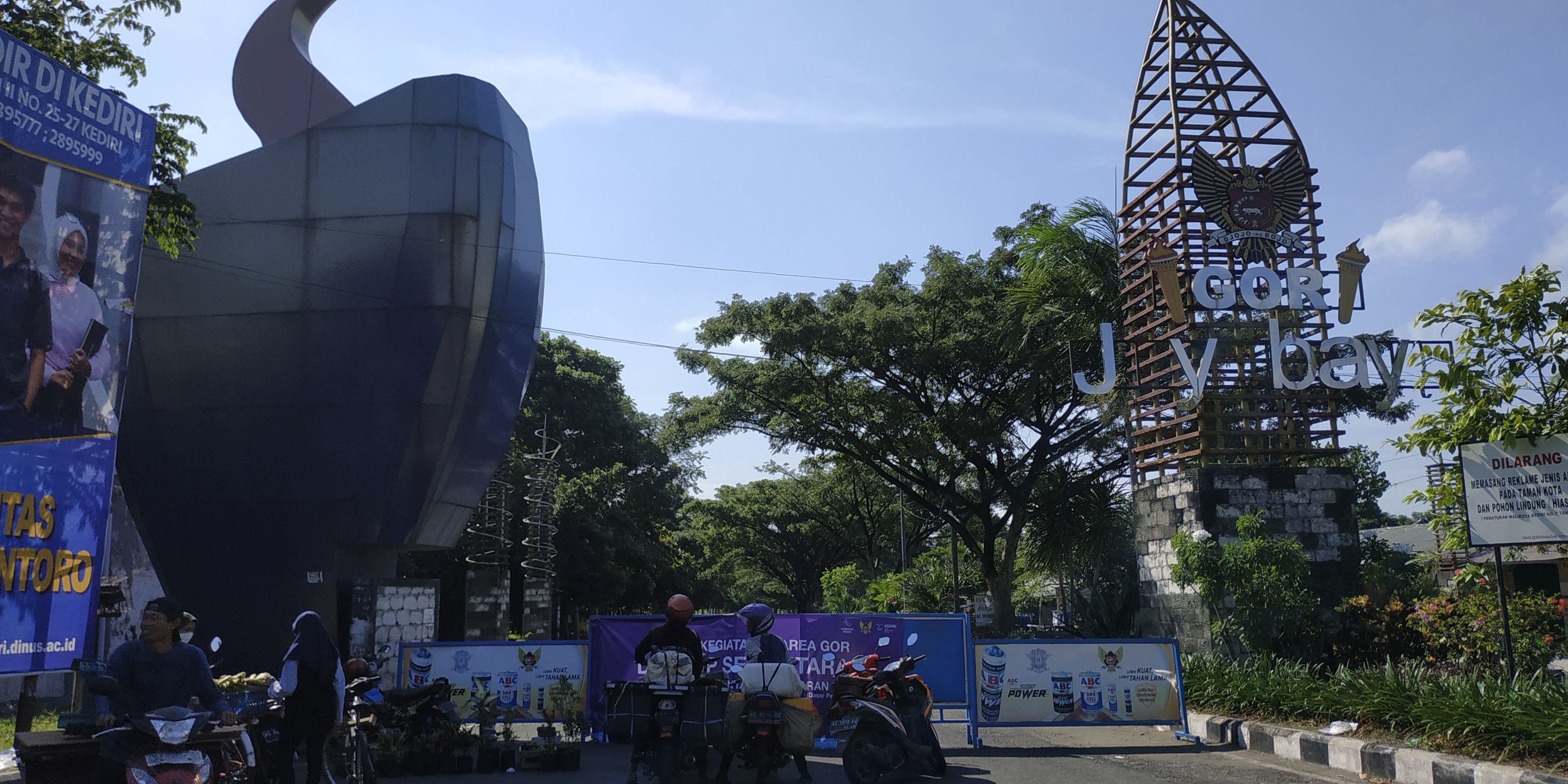 Penutupan area lokasi gor Jayabaya (Fendi /ngopi bareng.id)