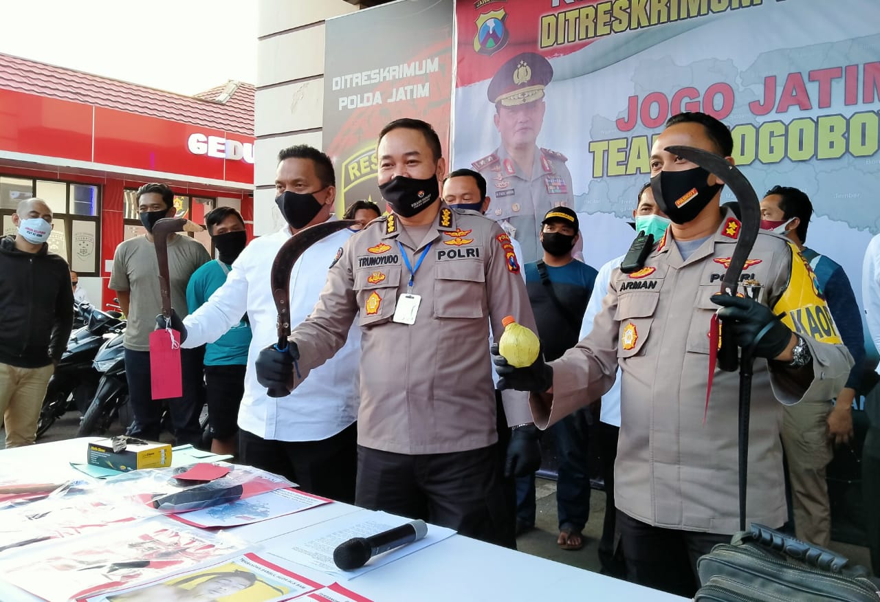 Kabid Humas Polda Jatim, Kombes Pol Trunoyudo Wisnu Andiko ketika mengungkap hasil penyidikan polisi di Gedung Ditreskrimum Polda Jatim, Surabaya, Senin 22 Juni 2020. (Foto: Fariz Yarbo/Ngopibareng.id)