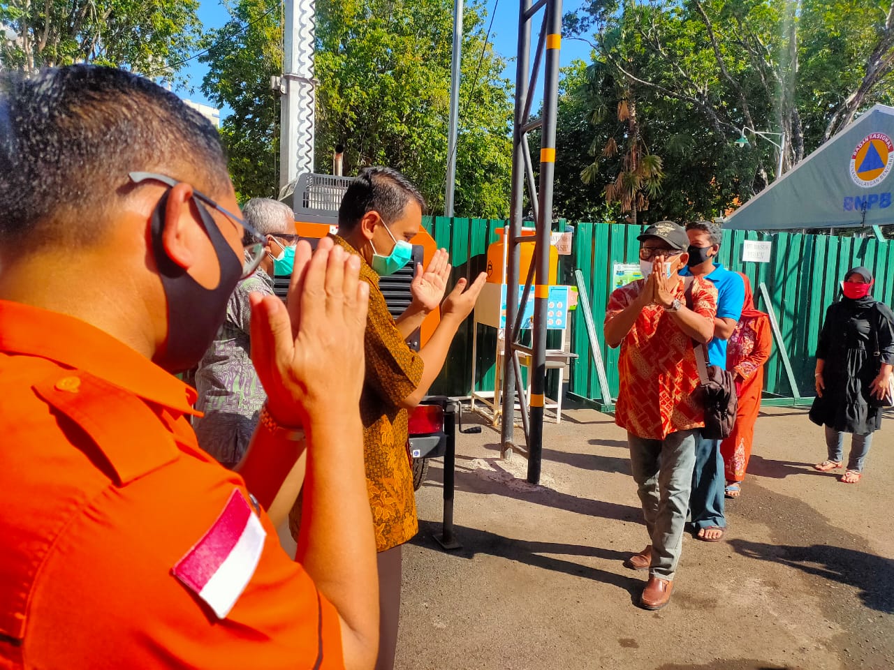 Pasien sembuh berpamitan dengan para perawat di RS Lapangan, Surabaya, Senin 22 Juni 2020. (Istimewa)