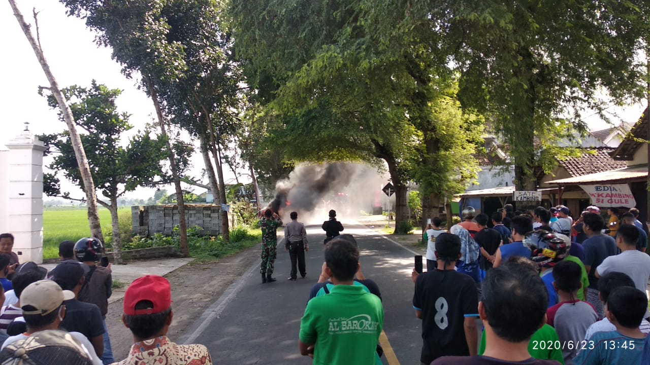 Kebakaran menimpa mobil Espass di Tulungagung. (Foto: Netizen)