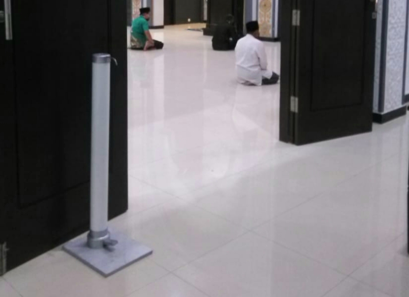 Alat hand sanitizer injak yang ditempatkan di salah satu masjid. (Foto: istimewa)