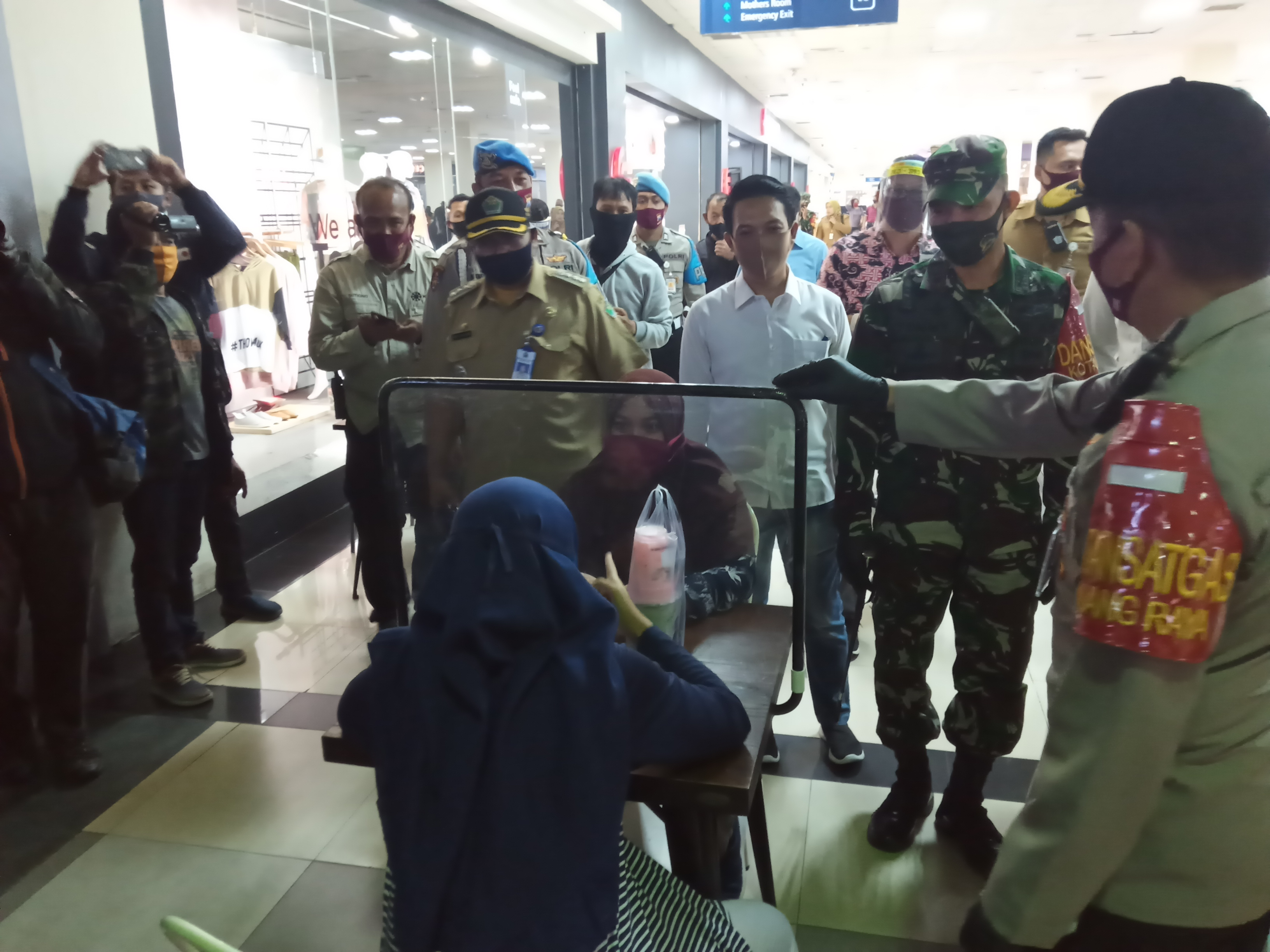 Kapolresta Malang Kota, Kombes Pol Leonardus Simarmata bersama Komandan Kodim 0833 Kota Malang, Letkol Infanteri Tommy Anderson, saat meninjau penerapan protokol kesehatan di Malang Town Square. (Foto: Lalu Theo/Ngopibareng.id)