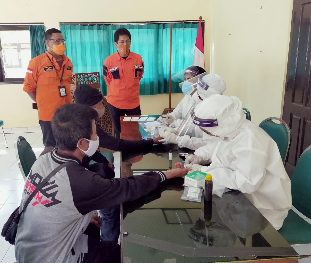 PMI melaksanakan rapid test setelah tiba di Indonesia. (Foto: Istimewa)