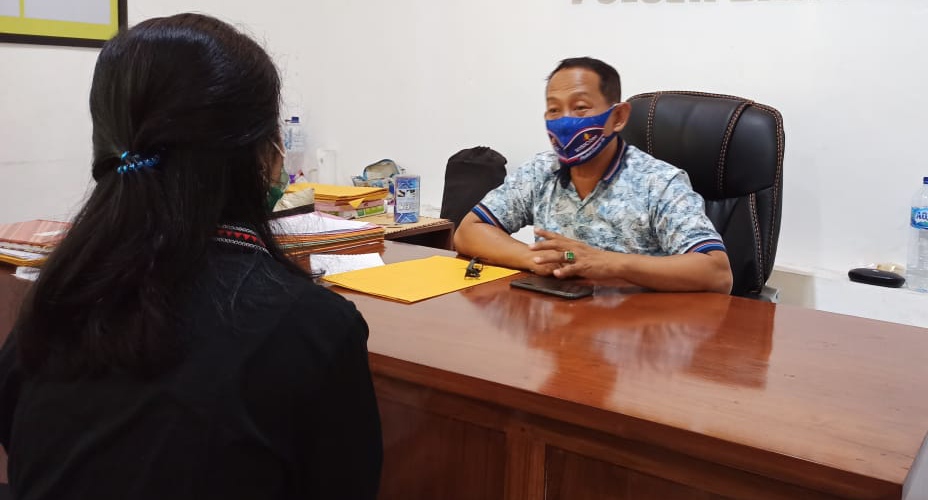 Remaja putri berinisial AMK saat mendatangi Polsek Banyuwangi, untuk melaporkan kejadian yang menimpanya. (Foto: Muh Hujaini/Ngopibareng.id)