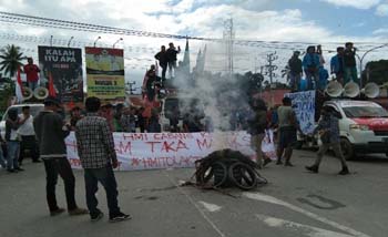 Massa pengunjuk rasa  tidak dapat masuk  ke Bandara Haluoleo Kendari, menolak kedatangan 500 TKA di Sultra, dihadang barikade kepolisian, Selasa. (Foto:Antara/Harianto)