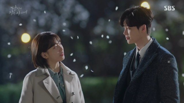 Salah satu adegan drama Korea (drakor) While You Were Sleeping. (Foto: SBS)