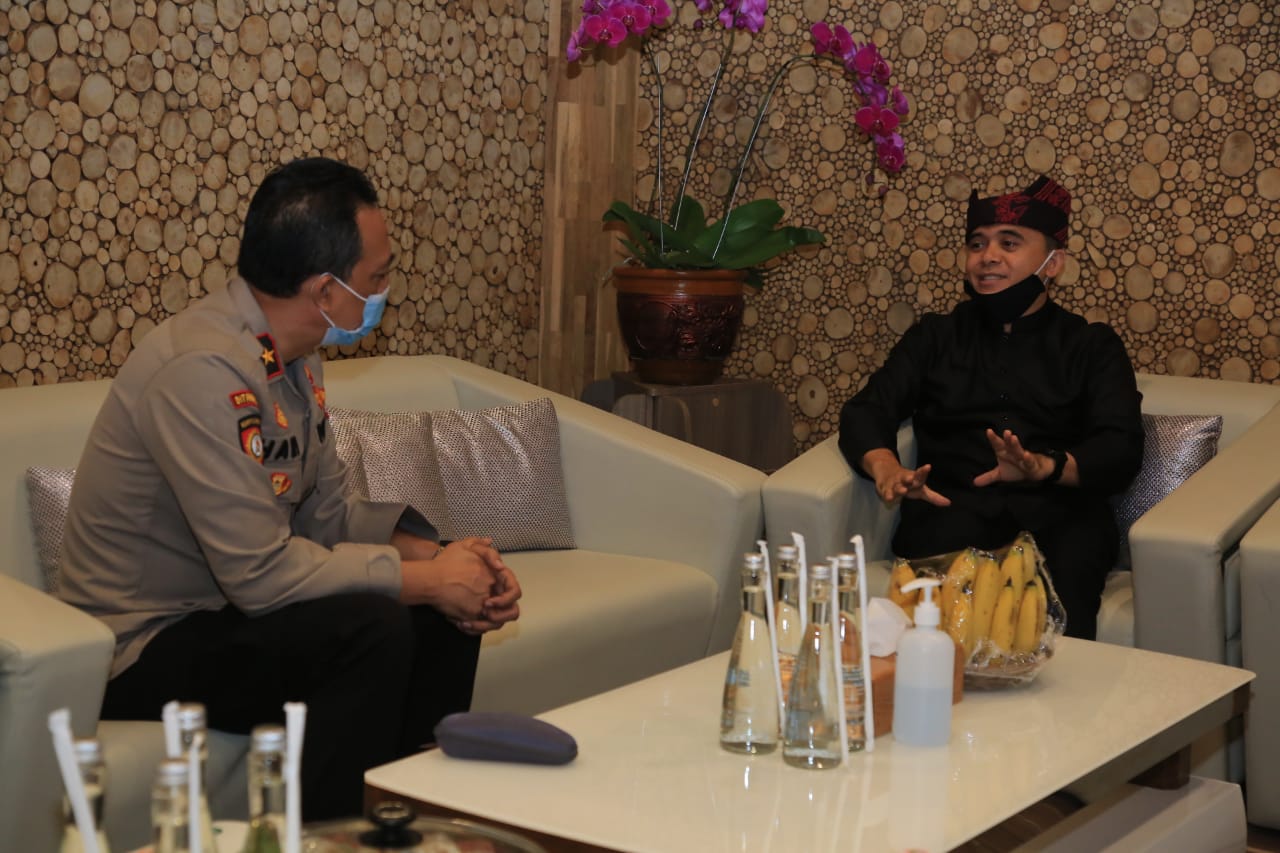 Bupati Banyuwangi Abdullah Azwar Anas berbincang dengan Dirpamobvit Korsabhara Baharkam Mabes Polri, Brigjen Pol Hari Prasodjo (foto:istimewa)