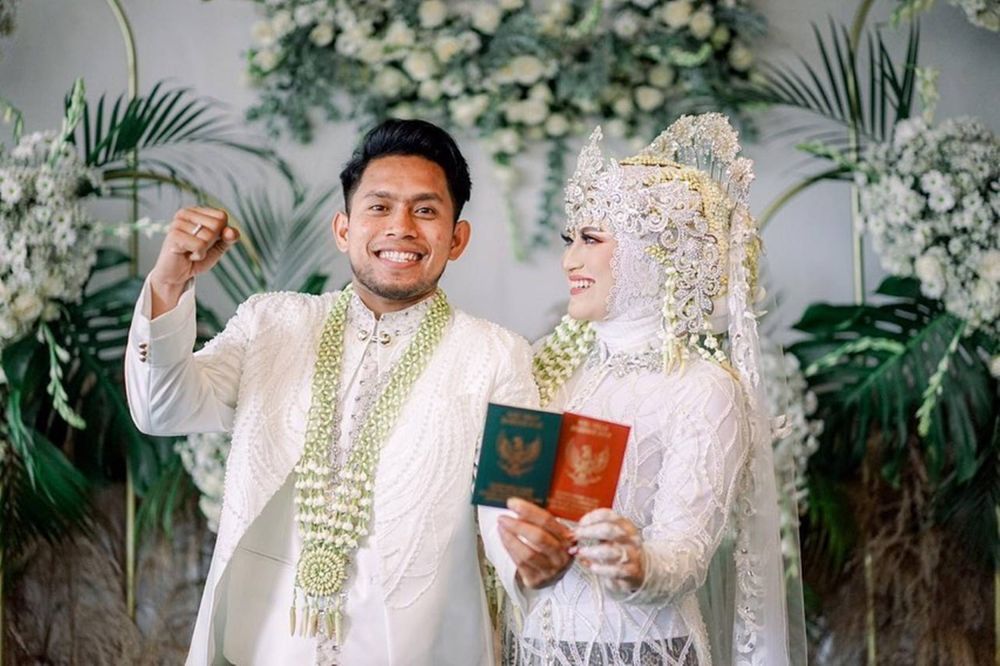 Pasangan suami istri Andik Vermansah dan Silvia Anggun memperlihatkan buku nikah. (Foto: Masterpiece Mahar Agung Organizer)