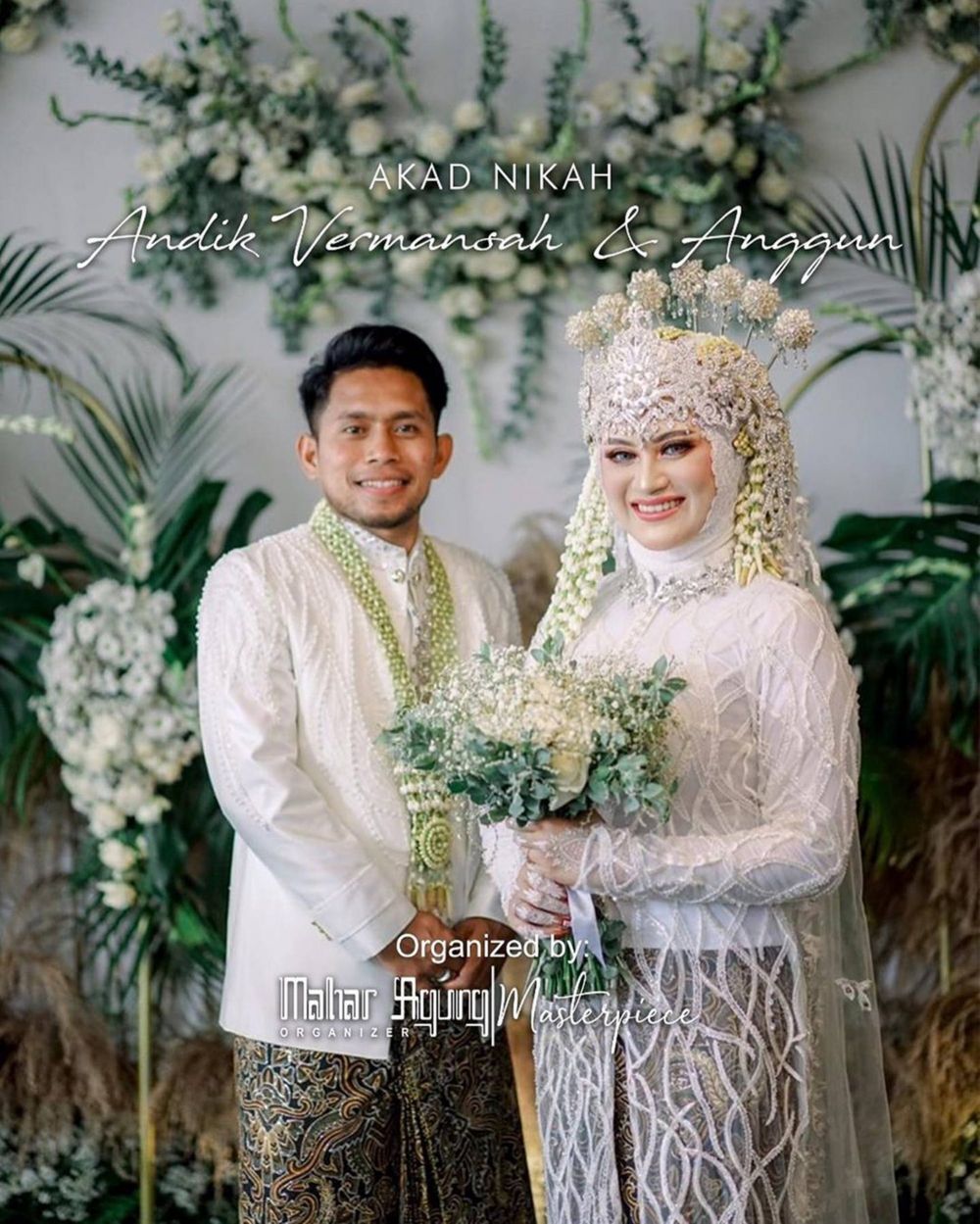 Pasangan suami istri Andik Vermansah dan Silvia Anggun mengabadikan momen usai akad nikah. (Foto: Masterpiece Mahar Agung Organizer)