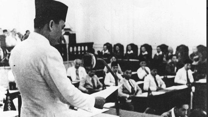 Ir Sukarno dalam sidang BPUPKI di Jakarta, 1 Juni 1945. (Foto: 50 Tahun Indonesia Merdeka)