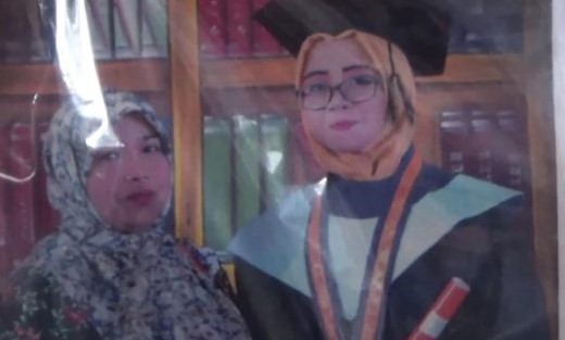 Putri Mardatiliyah dan ibunya saat momen wisuda di SMKN Sumberasih, Kabupaten Probolinggo. (Foto: Dok. keluarga)