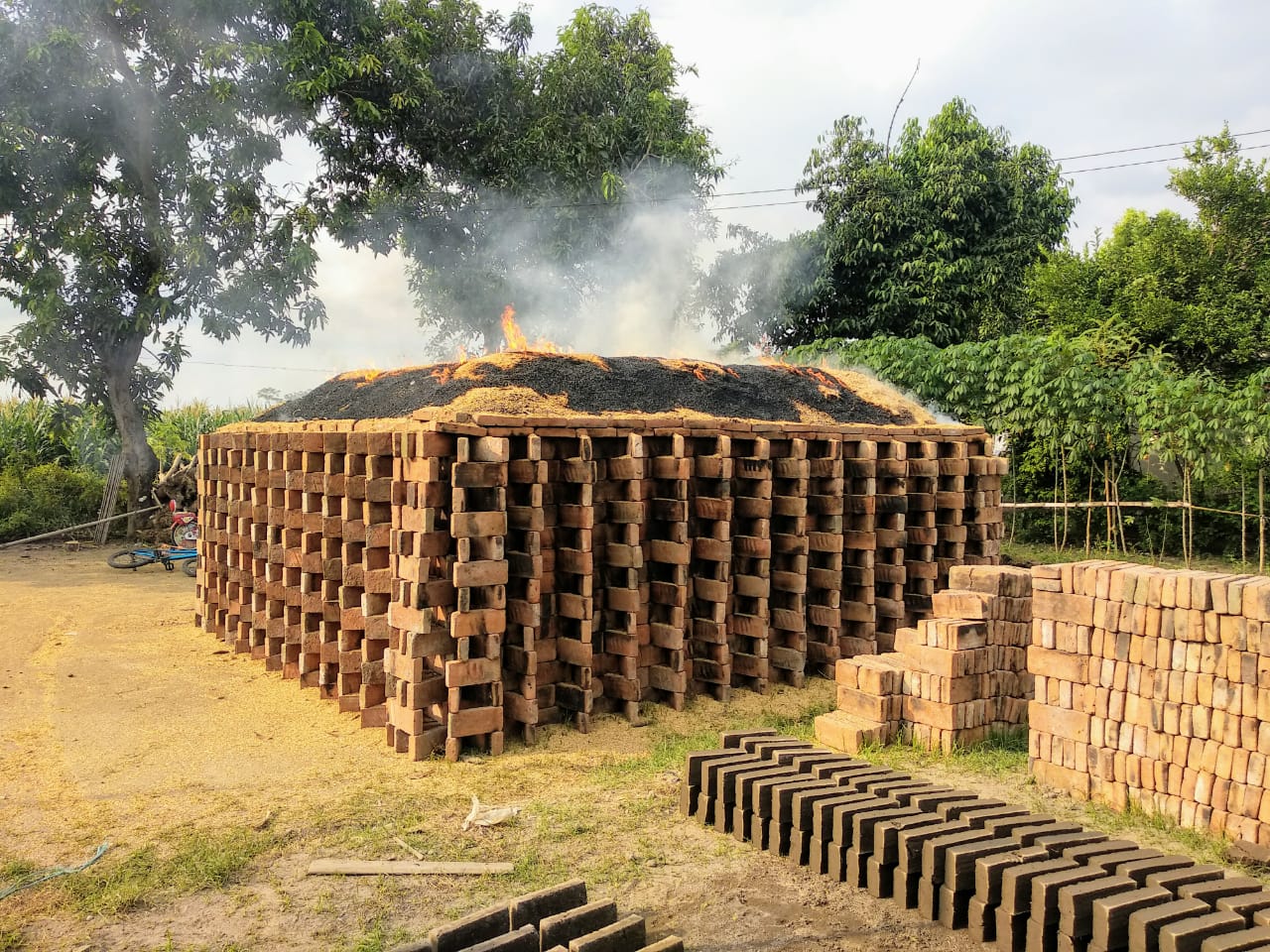 Batu bata buatan Rokhimin di Dusun Tegalrejo, Desa Badas, Kecamatan Badas, Kabupaten Kediri (Foto: M.Rizqi/Ngopibareng.id)