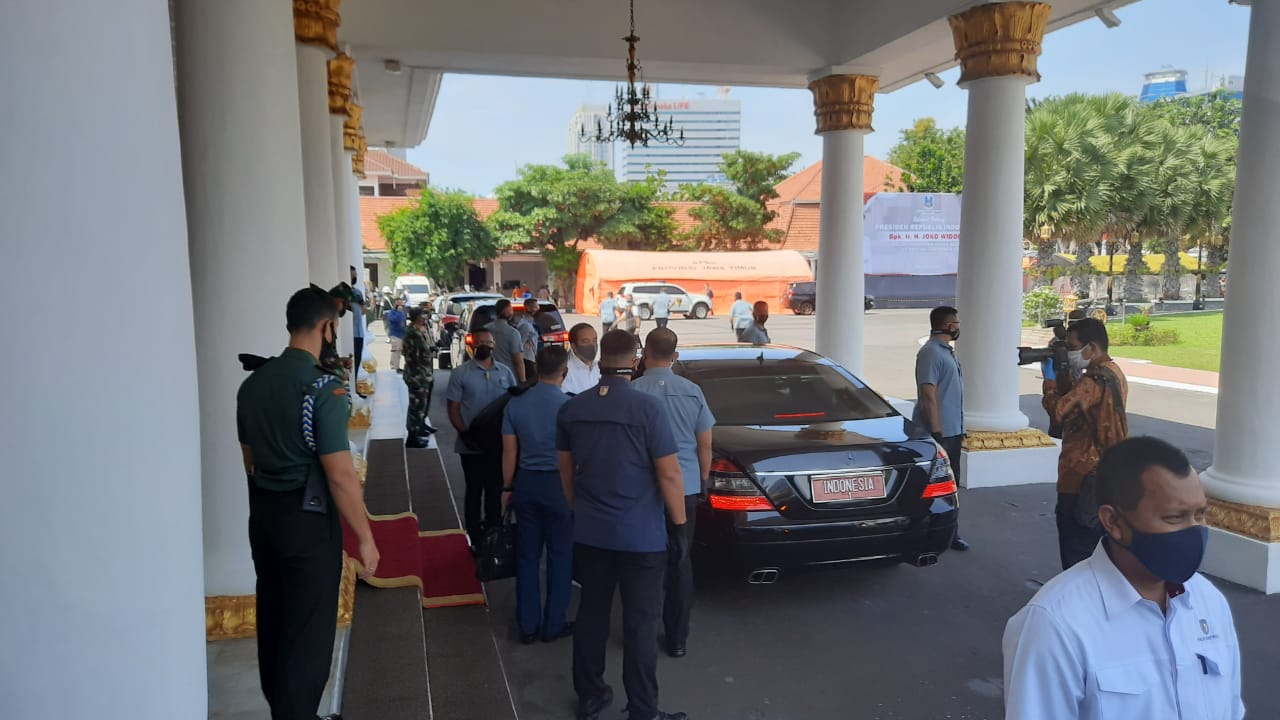 Presiden Joko Widodo saat tiba di Gedung Negara Grahadi Surabaya. (Foto: Alief Sambogo/Ngopibareng.id)