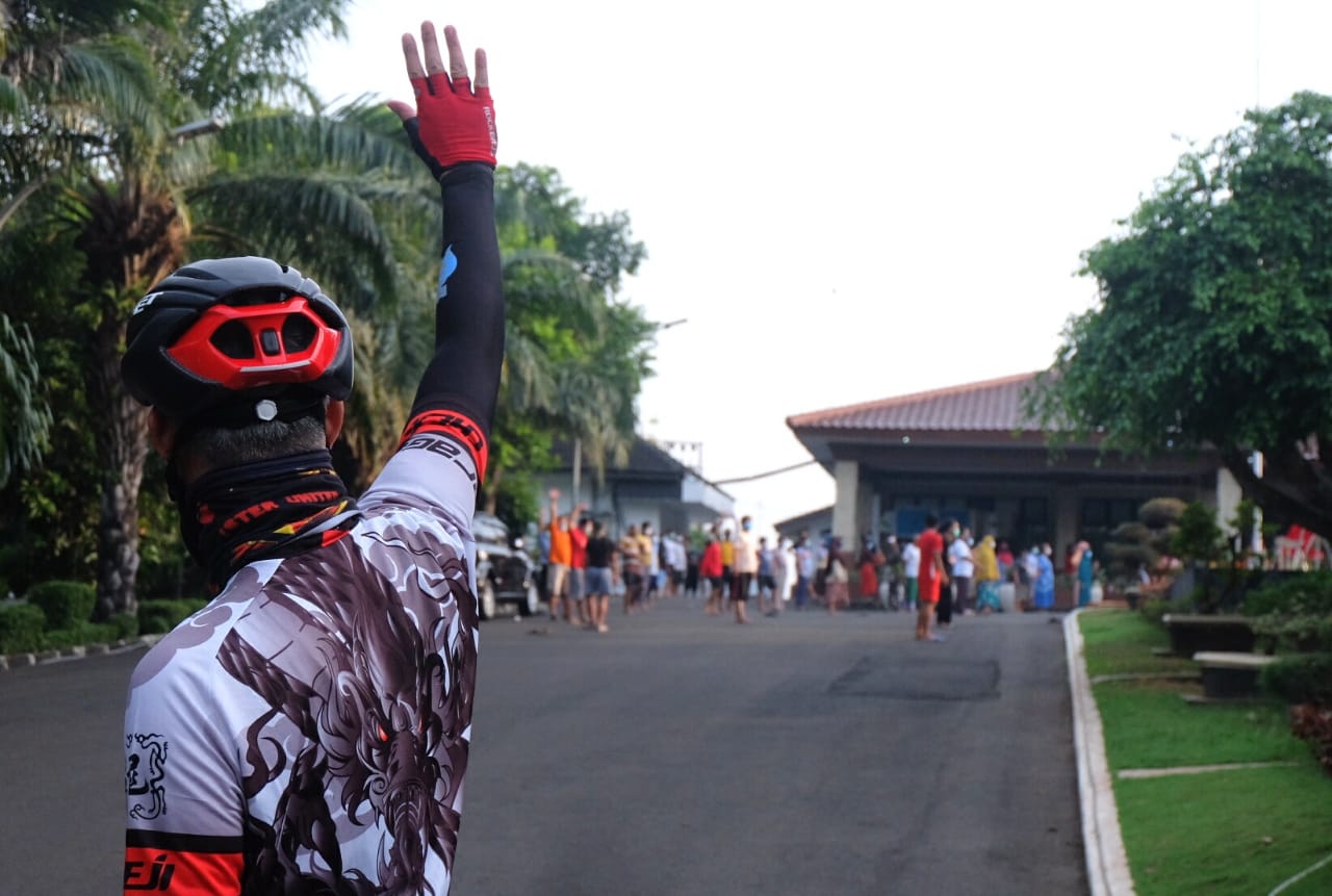 Gubernur Jawa Tengah Ganjar Pranowo saat menjenguk warga yang diisolasi di rumah dinas Walikota Semarang. (Foto: Ist/Ngopibareng.id)