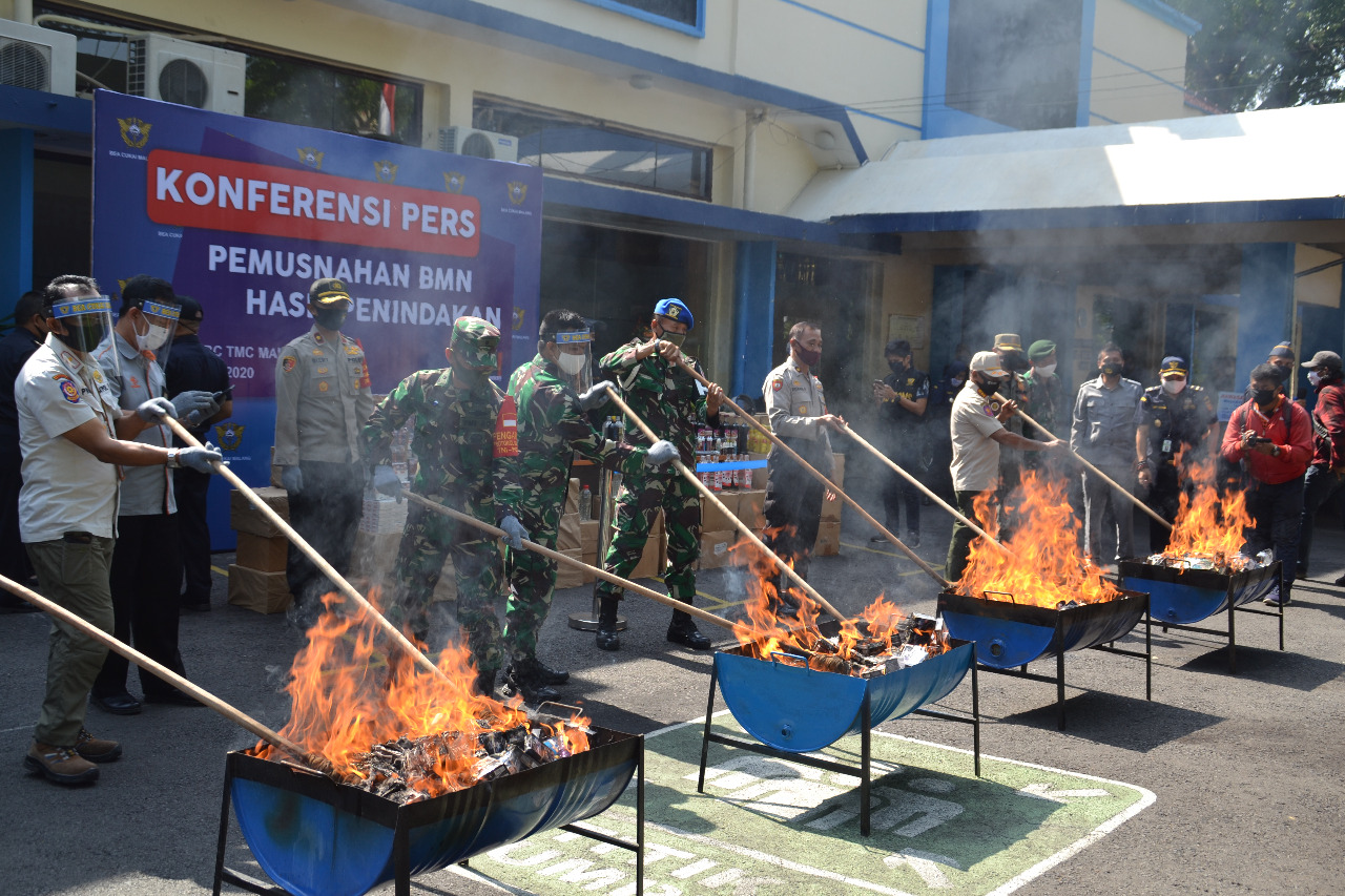 Pemusnahan jutaan batang rokok illegal di Kantor Pengawasan dan Pelayanan Bea dan Cukai Tipe Madya Cukai Malang, Jawa Timur. (Foto: Istimewa) 