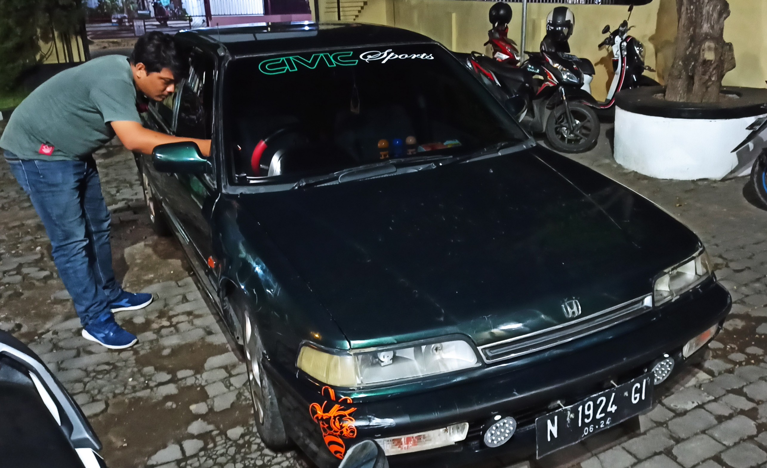 Mobil Honda Grand Civic milik korban diamankan di Polsek Banyuwangi (Foto: Muh. Hujaini/Ngopibareng.id)