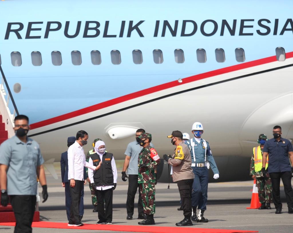 Presiden Joko Widodo (Jokowi) disambut Gubernur Jawa Timur Khofifah Indar Parawansa di Bandara Internasional Juanda, Surabaya, Kamis 25 Juni 2020. (Foto: Dok. Setpres)