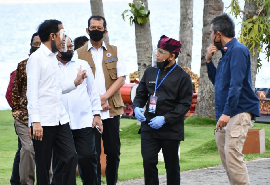 Presiden Jokowi didampingi Bupati Anas saat mengunjungi Villa Solong, Banyuwangi (foto:istimewa)