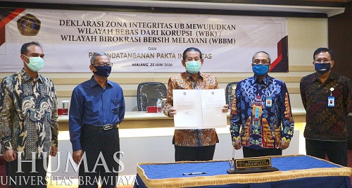 Rektor Universitas Brawijaya, Nuhfil Hanani usai menandatangani pakta integritas di Gedung Rektorat (Foto: Humas Universitas Brawijaya)