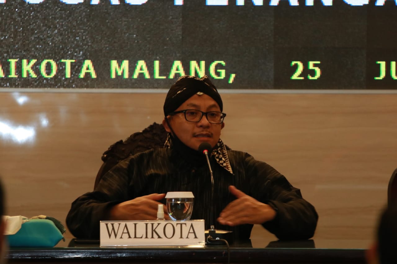 Walikota Malang Sutiaji saat memimpin Rakor dengan Forkopimda dan Gugus Tugas Penanganan Covid-19 di Balai Kota Malang, Jawa Timur. (Foto: Istimewa)