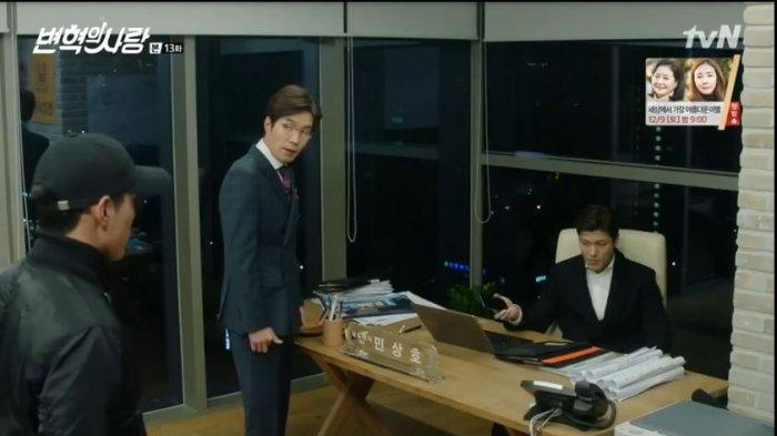 Woo Sung mencuri laptop Je Hoon. (Foto: tvN)