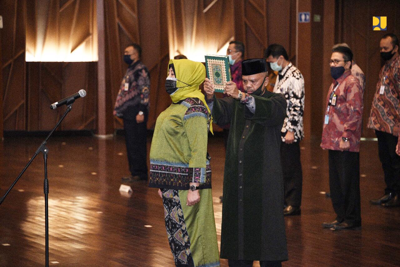 Menteri Pekerjaan Umum dan Perumahan Rakyat (PUPR) Basuki Hadimuljono melantik Prof. (R). DR. Anita Firmanti sebagai Pejabat Fungsional Assessor Sumber Daya Manusia Aparatur Ahli Utama di Auditorium Kementerian PUPR, Jumat 26 Juni 2020. (Kementerian PUPR) 