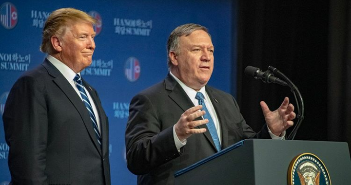 Menteri Luar Negeri (Menlu) AS Mike Richard Pompeo bersama Presiden Donald Trump. (Foto: afp)