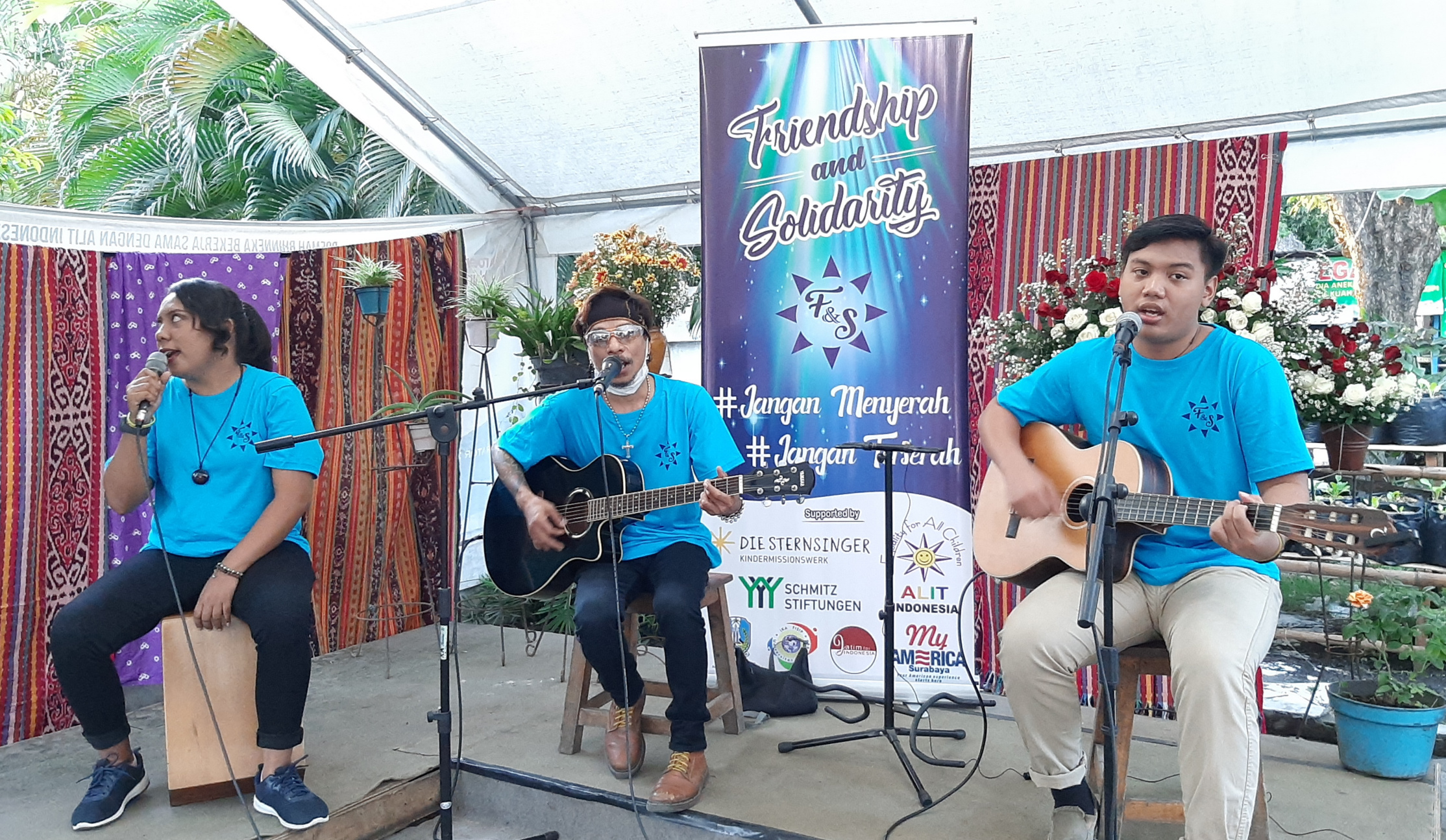 Kojo (Kanan), Hubert Henry Limahelu, dan Rilna Parera saat membawakan 5 dari 7 lagu dari album Friendship &  Solidarity. (Foto: Pita Sari/Ngopibareng.id)