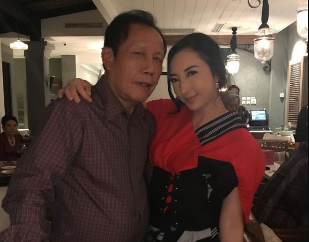 Renny Sutiyoso bersama sang ayah, mantan Gubernur DKI Jakarta dan mantan Kepala BIN, Sutiyoso. (Foto: Instagram)